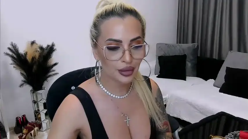 lovelyblondyx