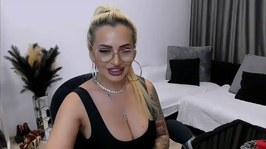 lovelyblondyx