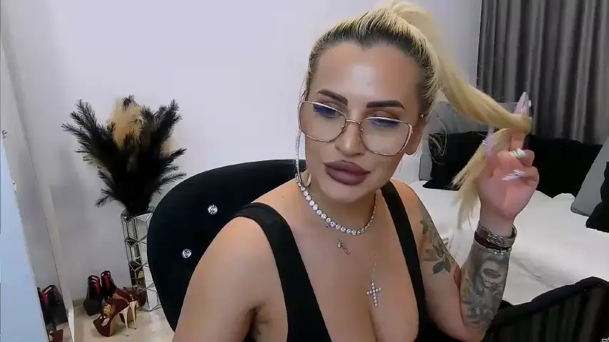 lovelyblondyx