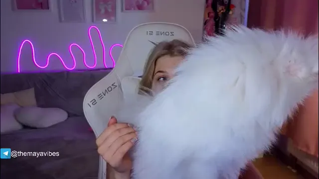 maya_blonde18