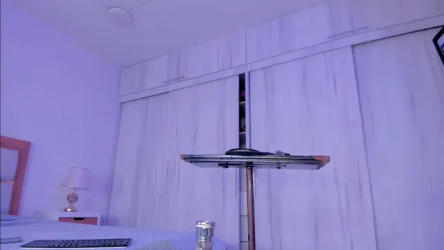 mia_hank