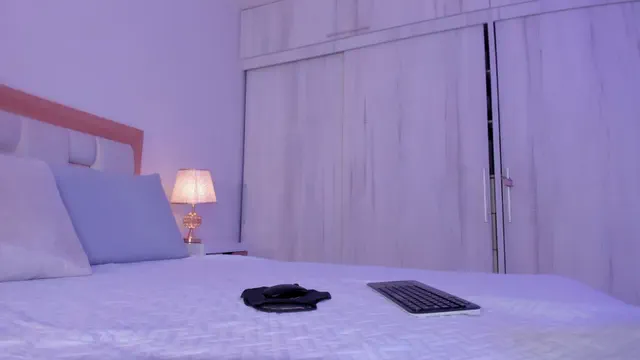 mia_hank