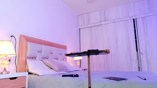mia_hank