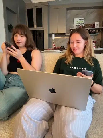 nura_n_sarah